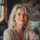 Femme souriante aux cheveux blonds argentés.